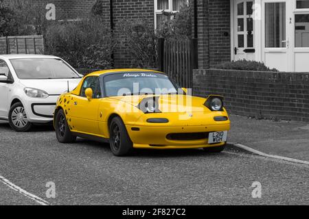 Yellow Mazda MX-5 Cabriolet Auto geparkt in der Straße in Bournemouth, Dorset UK im April Stockfoto