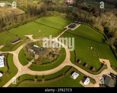 Henlow Bridge Lakes, Bedfordshire, Großbritannien. April 2021. Leere Campingfelder und Hütten im Schweizer Stil sind für ihre ersten Besucher seit dem Lockdown bereit. In sich geschlossene Camper mit Reisemobilen und Wohnwagen dürfen ab Montag, dem 12. April 2021, in England übernachten.die Lodges und Hütten sind in sich geschlossen und werden auf hohem Niveau gereinigt und vor der Ankunft beschlagen. Die Campingplätze müssen den staatlichen Vorschriften entsprechen, damit der Waschraum und die Toiletten des Campingplatzes erst am 17. Mai 2021 vollständig geöffnet werden können. Kredit: Mick Flynn/Alamy Live Nachrichten Stockfoto