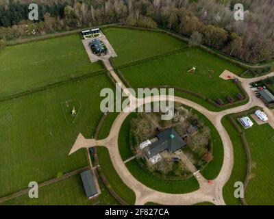 Henlow Bridge Lakes, Bedfordshire, Großbritannien. April 2021. Leere Campingfelder und Hütten im Schweizer Stil sind für ihre ersten Besucher seit dem Lockdown bereit. In sich geschlossene Camper mit Reisemobilen und Wohnwagen dürfen ab Montag, dem 12. April 2021, in England übernachten.die Lodges und Hütten sind in sich geschlossen und werden auf hohem Niveau gereinigt und vor der Ankunft beschlagen. Die Campingplätze müssen den staatlichen Vorschriften entsprechen, damit der Waschraum und die Toiletten des Campingplatzes erst am 17. Mai 2021 vollständig geöffnet werden können. Kredit: Mick Flynn/Alamy Live Nachrichten Stockfoto