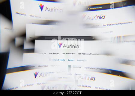 Mailand, Italien - 10. APRIL 2021: Aurinia Pharmaceuticals-Logo auf dem Laptop-Bildschirm durch ein optisches Prisma gesehen, kreative Interpretation. Dynamisch und einzigartig Stockfoto