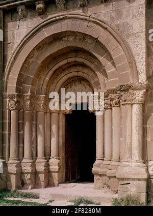 IGLESIA DE SANTIAGO DE AGÜERO-S XII/XIII- PORTADA PRINCIPAL-TIMPANO QUE REPRESENTA LA EPIFANIA-ROMANICO ESPAÑOL. ORT: IGLESIA DE SANTIAGO. Agüero. HUESCA. SPANIEN. Stockfoto