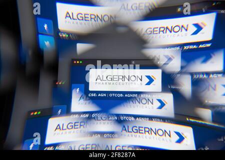 Mailand, Italien - 10. APRIL 2021: Algernon Pharmaceuticals-Logo auf dem Laptop-Bildschirm durch ein optisches Prisma gesehen, kreative Interpretation. Dynamisch und uniq Stockfoto