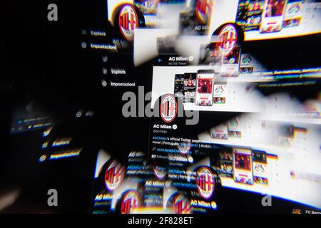 Mailand, Italien - 10. APRIL 2021: ac milan Logo auf Laptop-Bildschirm durch ein optisches Prisma gesehen, kreative Interpretation. Dynamisches und einzigartiges Bild von AC Stockfoto