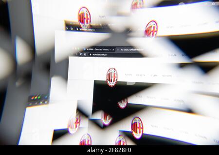 Mailand, Italien - 10. APRIL 2021: ac milan Logo auf Laptop-Bildschirm durch ein optisches Prisma gesehen, kreative Interpretation. Dynamisches und einzigartiges Bild von AC Stockfoto
