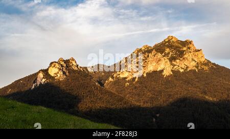 Felsiger Berg bekannt als Velky Rozsutec während des Sonnenuntergangs in der natürlichen Parklandschaft Mala Fatra, Slowakei Stockfoto