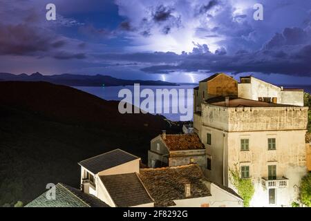 Nächtlicher Donner am Horizont in Farinole, einem kleinen Dorf auf Korsika - Frankreich - europa Stockfoto