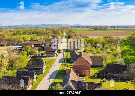 Alte Häuser im traditionellen Dorf Krapje, Lonjsko polje, Kroatien Stockfoto