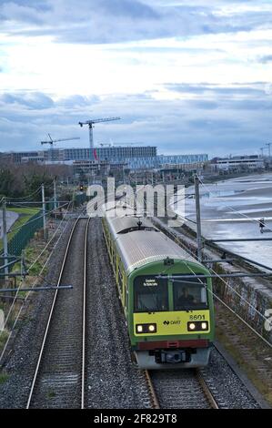 Dublin, Irland - 14. März 2021: Wunderschöne vertikale Abendansicht der irischen Eisenbahn entlang der Küste von Dublin mit dem DART-Zug Stockfoto