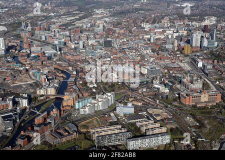 Luftaufnahme des Stadtzentrums von Leeds aus dem Osten mit Saxton Gardens und den Calls prominent, aufgenommen am 2021. April Stockfoto
