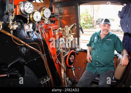 PRETORIA, SÜDAFRIKA - 24. Apr 2019: Dampflokomotive in rot und schwarz innen mit Fahrer alter Vintage lächelnder Hand am Fenster Stockfoto