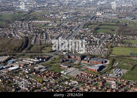 Luftaufnahme der Kreisverkehr-Kreuzung A647 & A6120 und der Bürogebäude in Farsley, Pudsey, Leeds mit Blick auf Bradford, West Yorkshire Stockfoto