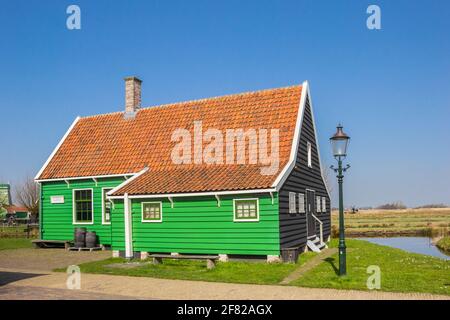 Historisches grünes Holzhaus im Dorf Zaanse Schans in Niederlande Stockfoto