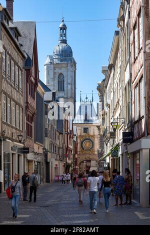 Rouen, Frankreich - August 07 2020: Le Gros-Horloge ist eine geschichtsträchtige astronomische Uhr aus dem 14. Jahrhundert, die auf einem Renaissancebogen mit detaillierten Schnitzereien aufgestellt ist. Stockfoto