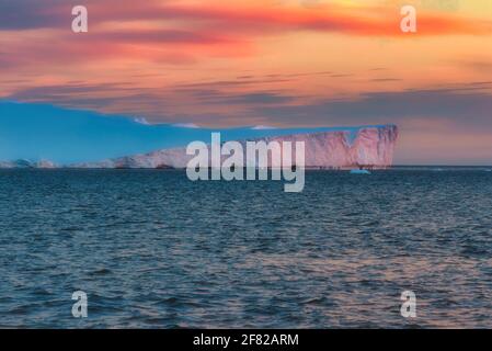 Sonnenuntergang über dem Eisfjord, Grönland. Ilulissat Icefjord ist ein Fjord im Westen Grönlands und wurde 2004 zum UNESCO-Weltkulturerbe erklärt Stockfoto