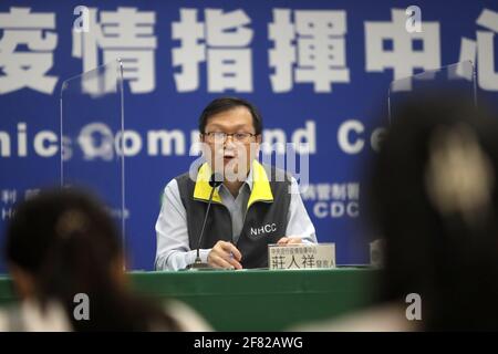 Taipei, Taipei, Taiwan. April 2021. Chuang Jen-hsiang, Sprecher des Zentralepidemien-Kontrollzentrums in Taiwan, sagte, dass ein neuer Tod von COVID-19 und ein importierter Fall während einer Pressekonferenz bestätigt worden seien. Der Verstorbene in seinen 60-er Jahren wurde bereits im 24. Januar positiv getestet, da er zu dieser Zeit eine Clusterinfektion im Taoyuan General Hospital hatte, während ein Mann, der am 3. April aus den USA nach Taiwan kam, ebenfalls positiv getestet wurde. Quelle: Daniel Ceng Shou-Yi/ZUMA Wire/Alamy Live News Stockfoto