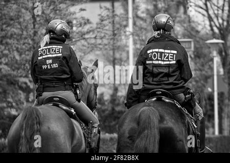 Zwei Frauen berittene Polizei patrouillieren zu Pferd während der Proteste gegen covid-19 Pandemiebeschränkungen. Stockfoto