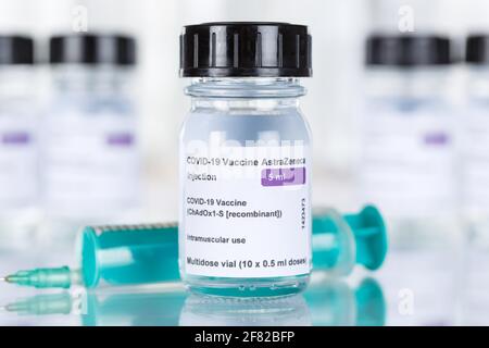 Stuttgart, 19. März 2021: AstraZeneca Coronavirus-Impfstoff Corona Virus COVID-19 Covid-Spritzenimpfstoffe in Deutschland. Stockfoto