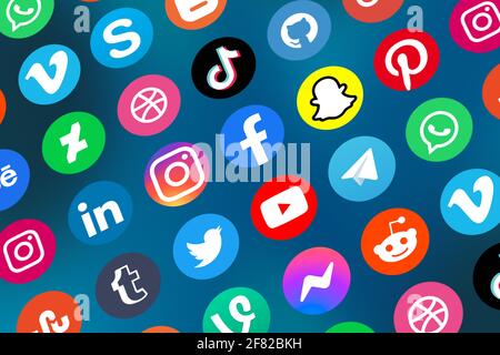 Stuttgart, Deutschland - 5. April 2021: Logo der Social-Media-Icons Marketing-Netzwerk Facebook, Instagram, YouTube, Twitter und WhatsApp im Internet in Stockfoto