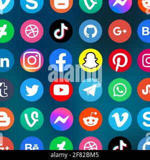 Stuttgart, 5. April 2021: Logo der Social-Media-Icons Marketing-Netzwerk Facebook, Instagram, YouTube, Twitter und WhatsApp auf dem Internet-Quadrat Stockfoto