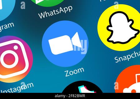 Stuttgart, Deutschland - 5. April 2021: Zoom App Videotelefonie Kommunikation Video Communications Logo Icon Netzwerk auf dem Internet-Hintergrund in Stuttga Stockfoto