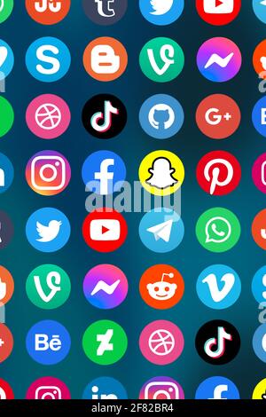 Stuttgart, Deutschland - 5. April 2021: Logo der Social-Media-Icons Marketing-Netzwerk Facebook, Instagram, YouTube, Twitter und WhatsApp im Internet po Stockfoto