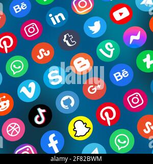 Stuttgart, 5. April 2021: Logo der Social-Media-Icons Marketing-Netzwerk Facebook, Instagram, YouTube, Twitter und WhatsApp auf dem Internet-Quadrat Stockfoto