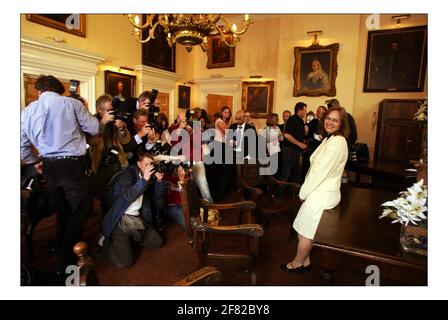 Clair Williams, der Superintendent Registrar, der die zivile Zeremonie des Prinzen von Wales und Frau Camilla Parker Bowles durchführen wird, wurde der Presse in der Windsor Guildhall, wo die Zeremonie stattfinden wird, vorgestellt. Foto im Raum genommen, um verwendet zu werden.pic David Sandison 23/3/2005 Stockfoto