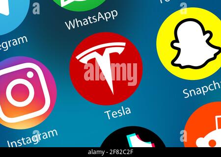 Stuttgart, 5. April 2021: Tesla Company App Logo Icon im Internet-Hintergrund in Stuttgart. Stockfoto