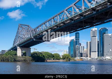 Die Story Brücke über den Brisbane River mit der Brisbane Skyline im Hintergrund darunter Stockfoto