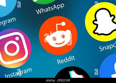 Stuttgart, 5. April 2021: Reddit Logo Social Media Icon Marketing-Netzwerk im Internet-Hintergrund in Stuttgart, Deutschland. Stockfoto