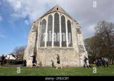 Chichester, West Sussex, Großbritannien. April 2021. Die erste 2km-Parkrun-Sitzung für Kinder seit Covid-19 hat alle Veranstaltungen, die heute Morgen stattfinden, abgesagt, wobei große Menschenmengen die Sonne und die leichte Lockerung der Sperre genossen haben. Kredit: Sam Stephenson/Alamy Live Nachrichten Stockfoto