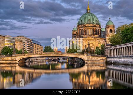 Der Berliner Dom, die Museumsinsel und die Spree in der Abenddämmerung Stockfoto