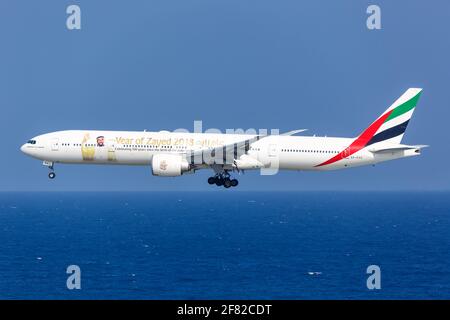 Male, Malediven – 17. Februar 2018: Emirates Boeing 777-300ER am Flughafen Male (MLE) auf den Malediven. Boeing ist eine amerikanische Flugzeugmanufaktur Stockfoto