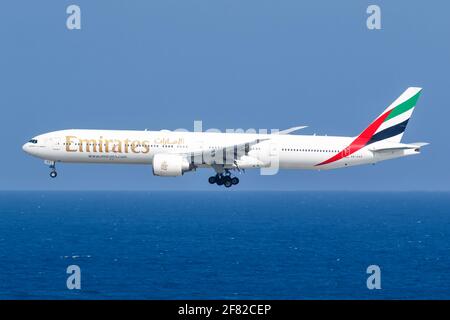 Male, Malediven – 17. Februar 2018: Emirates Boeing 777-300ER am Flughafen Male (MLE) auf den Malediven. Boeing ist eine amerikanische Flugzeugmanufaktur Stockfoto