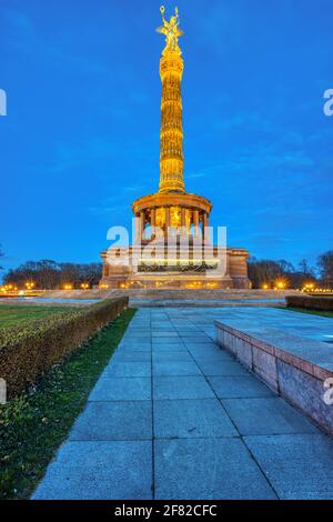 Die berühmte Siegessäule im Tiergarten in Berlin, Deutschland, in der Abenddämmerung Stockfoto