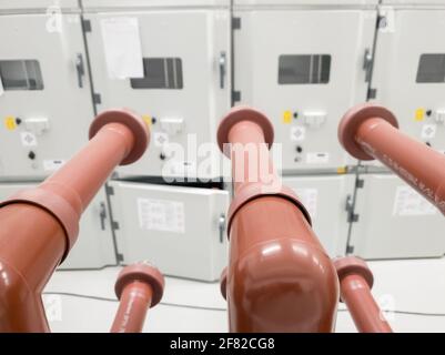 Reparatur von Hochspannungsanlagen. Nahaufnahme von Unterstation Vakuum-Leistungsschalter Feeder-Zelle, Energieerzeugung Stockfoto