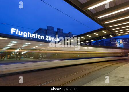 Zürich, Schweiz – 22. Februar 2018: Straßenbahn bei Sonnenaufgang am Flughafen Zürich (ZRH) in der Schweiz. Stockfoto