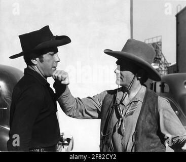 HUMPHREY BOGART und JAMES CAGNEY am Set Candid auf Studio Lot während der Dreharbeiten des OKLAHOMA KID 1939-Regisseurs LLOYD BACON Warner Bros Stockfoto