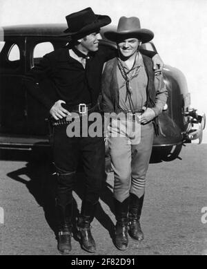 HUMPHREY BOGART und JAMES CAGNEY am Set Candid auf Studio Lot während der Dreharbeiten des OKLAHOMA KID 1939-Regisseurs LLOYD BACON Warner Bros Stockfoto