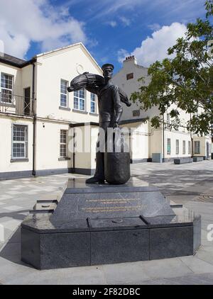 Ebrington Seemann Statue in Erinnerung an die von allen Nationen, die in der Schlacht am Atlantik gestorben. Es ist eine bleibende Hommage an die Rolle, die von der gespielt wird Stockfoto