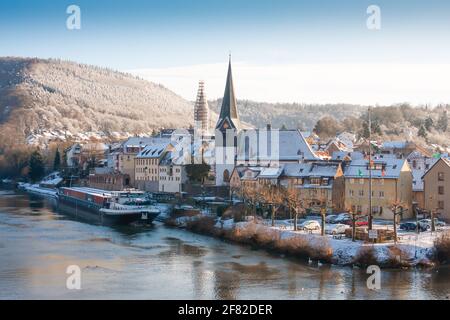 Winterstadtpanorama von Neckargemund, einer Kleinstadt in Süddeutschland bei Heidelberg Stockfoto