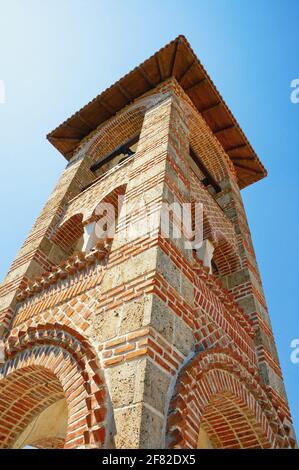 Religiöse Architektur. Bosnien und Herzegowina. Republika Srpska, Trebinje Stadt. Glockenturm im orthodoxen Kloster Hercegovacka Gracanica Stockfoto