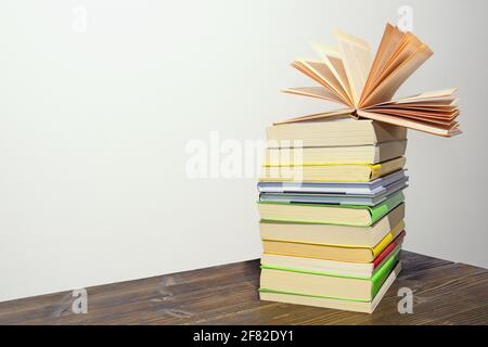 Stapel von Büchern auf rustikalem Tisch. Freier Speicherplatz für Text Stockfoto