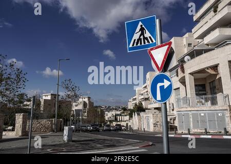 Jerusalem, Israel. April 2021. In Homat Shmuel, oder Har Homa, in Ostjerusalem, wird derzeit gebaut, wobei die palästinensische Stadt Bethlehem im Hintergrund auf 1991 enteigneten Flächen abgebildet ist, da ein Jerusalemer Komitee einen Plan für weitere 540 Wohneinheiten genehmigt. Das jüdische Viertel jenseits der Grünen Linie, die Abgrenzungslinie des Waffenstillstands vor dem Sechstagekrieg von 1967, der Israel und das Westjordanland trennt, wird von einem Großteil der Welt als illegale israelische Siedlung angesehen. Der Plan ist das erste große Bauprojekt über die Grenzen vor 1967 seit US-Präsident B Stockfoto