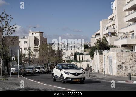 Jerusalem, Israel. April 2021. In Homat Shmuel, oder Har Homa, in Ostjerusalem, wird derzeit gebaut, wobei die palästinensische Stadt Bethlehem im Hintergrund auf 1991 enteigneten Flächen abgebildet ist, da ein Jerusalemer Komitee einen Plan für weitere 540 Wohneinheiten genehmigt. Das jüdische Viertel jenseits der Grünen Linie, die Abgrenzungslinie des Waffenstillstands vor dem Sechstagekrieg von 1967, der Israel und das Westjordanland trennt, wird von einem Großteil der Welt als illegale israelische Siedlung angesehen. Der Plan ist das erste große Bauprojekt über die Grenzen vor 1967 seit US-Präsident B Stockfoto