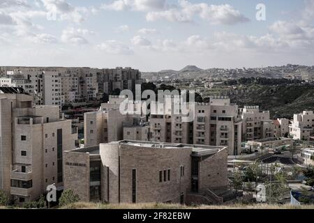 Jerusalem, Israel. April 2021. In Homat Shmuel, oder Har Homa, in Ostjerusalem, wird derzeit gebaut, wobei die palästinensische Stadt Bethlehem im Hintergrund auf 1991 enteigneten Flächen abgebildet ist, da ein Jerusalemer Komitee einen Plan für weitere 540 Wohneinheiten genehmigt. Das jüdische Viertel jenseits der Grünen Linie, die Abgrenzungslinie des Waffenstillstands vor dem Sechstagekrieg von 1967, der Israel und das Westjordanland trennt, wird von einem Großteil der Welt als illegale israelische Siedlung angesehen. Der Plan ist das erste große Bauprojekt über die Grenzen vor 1967 seit US-Präsident B Stockfoto