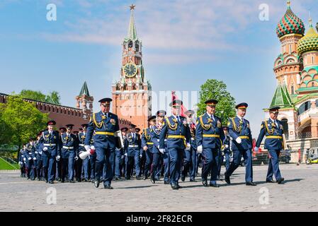 Junge Menschen in blauen Uniformen laufen am Roten Platz entlang. Polizeikommando. Russische Armee. Siegesparade: Moskau, Russland, 09. Mai 2019. Stockfoto