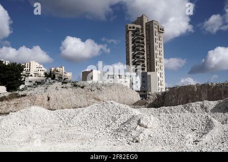 Jerusalem, Israel. April 2021. In Homat Shmuel, oder Har Homa, in Ostjerusalem, wird auf 1991 enteigneten Flächen gebaut, da ein Jerusalemer Komitee einen Plan für weitere 540 Wohneinheiten genehmigt. Das jüdische Viertel jenseits der Grünen Linie, die Abgrenzungslinie des Waffenstillstands vor dem Sechstagekrieg von 1967, der Israel und das Westjordanland trennt, wird von einem Großteil der Welt als illegale israelische Siedlung angesehen. Der Plan ist das erste große Bauprojekt über die Grenzen vor 1967 seit dem Amtsantritt des US-Präsidenten Biden. Kredit: Nir Alon/Alamy Live Nachrichten Stockfoto