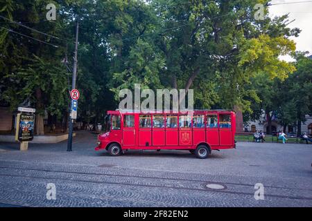 Bratislava, Slowakei - 26. September 2019: Ein antiker roter Bus auf den Straßen von Bratislava wartet darauf, dass Touristen an Bord einer Stadtrundfahrt gehen Stockfoto