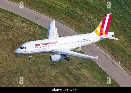 Stuttgart, 2. September 2016: Luftaufnahme des Airbus A319 von Germanwings am Flughafen Stuttgart (STR) in Deutschland. Airbus ist ein europäisches A Stockfoto